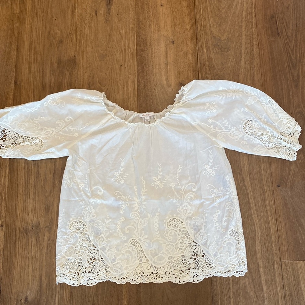 Flowy white blouse with lace trim lightly worn